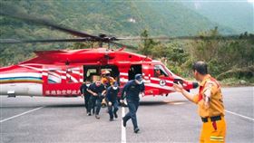 中橫公路坍方受阻，警方協調空勤與慈濟空投物資紓困。（圖／警方提供）