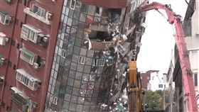 急衝天王星樓盼拿錢?! 7旬嬤哭求:我兒中風