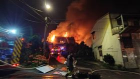 新北市新店區車子路啤酒倉儲今晚發生火警。（新北市消防局提供）