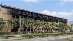 東華大學理工一館火警 建物外觀明顯焦黑花蓮3日強震後，東華大學理工一館發生火警，師生長期累積實驗成果全被燒光，D棟更付之一炬，4日從大樓外觀看，明顯呈現一片焦黑。中央社記者張祈攝  113年4月4日