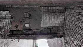 發生強震後，中正紀念堂附近的新隆國宅出現鋼筋裸露等情形。（圖／翻攝自應曉薇臉書）