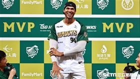 ▲台鋼雄鷹主場開幕戰4：0完封富邦悍將，擊出雙響砲的洋將魔鷹拿下單場MVP。（圖／記者劉彥池攝影）