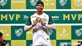 ▲台鋼雄鷹主場開幕戰，擊出雙響砲的洋將魔鷹拿下單場MVP，賽後示範結印手勢。（圖／記者劉彥池攝影）