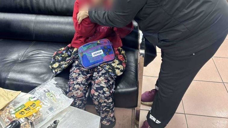 懷疑家被入侵！失智婦門外哭　警暖心安撫