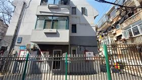 中國前總理李克強合肥故居（1）安徽省合肥市紅星路80號曾經是安徽省文史研究館大院，有灰白色和紅磚兩棟樓，前總理李克強曾在此生活過。2023年10月27日李克強過世後，許多民眾到此獻花。此照攝於2024年3月9日。中央社記者張淑伶合肥攝  113年3月20日