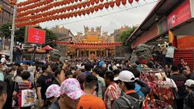 大甲媽今晚11時起駕，鎮瀾宮湧入20萬人潮，廟方斥資500萬提供免費餐點給信眾享用。（圖／翻攝大甲鎮瀾宮臉書）