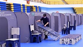 慈濟研發帳篷式避難所  提升收容安置民眾隱私慈濟基金會指出，花蓮強震後，慈濟在中華國小活動中心避難所架設的「福慧隔屏」是封閉式可掀拉進入的深藍色帳篷，其設計發想緣起於2018年花蓮地震，當時災民起居毫無隱私，也讓慈濟決定設計有隱私空間的安置設施。（慈濟基金會提供）中央社記者吳欣紜傳真  113年4月5日