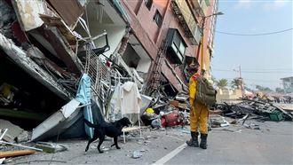 特搜隊牽搜救犬穿梭災區！民眾盛讚英雄