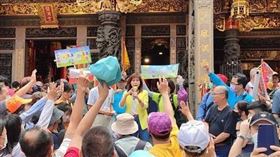 中央氣象局簡任技正伍婉華在大甲鎮瀾宮報氣象，被民眾簇擁搶拍。（圖／翻攝大甲媽祖ㄅㄜˊ讚臉書）