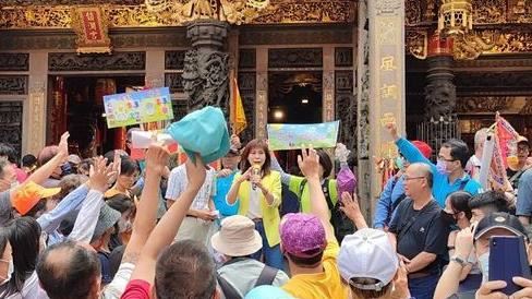 隨大甲媽繞境報天氣　伍婉華成看板人氣旺