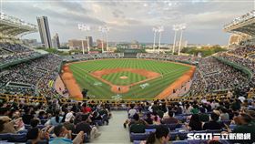 台鋼雄鷹高雄澄清湖棒球場主場歷史首戰吸引16322人進場觀戰。（圖／記者劉彥池攝影）