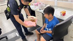 12歲的陳小弟隨家人到大甲鎮瀾宮參拜，被人潮沖散走失。（圖／警方提供）