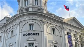 倫敦首見台灣藝術節 王冠劇院升國旗慰問花蓮震災倫敦首見以台灣為主題的當代表演與視覺藝術節12日起跑，舉辦藝術節的「王冠劇院」3日主動在樓頂升起青天白日滿地紅旗，慰問遭逢強震的台灣。（王冠劇院提供）中央社記者陳韻聿倫敦傳真  113年4月6日