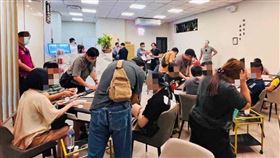 去年8月，警方獲報該桌遊館以合法掩護非法聚賭，搜索逮捕賭場負責人、賭客等22人，查扣賭金以及電腦等贓證物。（圖／CTWANT）