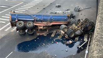 砂石車墜10米高架全毀　駕駛噴飛落地慘死