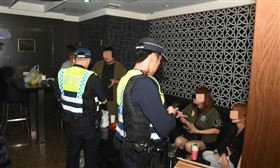 ▲中壢警分局以108名警力的優勢部署，對轄內33處易生危害處所如KTV、酒店、旅館、小吃店進行臨檢。（圖／桃園電子報）

