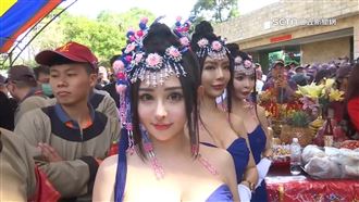 大甲媽遶境!美艷禮生現身 低胸禮服引注目