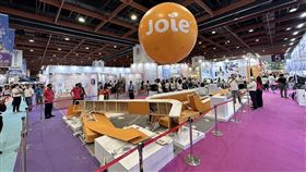 台北世貿一館今天（6日）舉行「台北國際嬰兒與孕媽咪用品展」，上午11時許突然發生一起攤位倒塌意外，2名遭裝潢木板擊傷頭部，所幸傷勢不嚴重，傷者意識清醒、頭部疼痛，已由救護人員送醫就診。