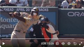 ▲教士打者遭到三振，臉還被球打到。（圖／翻攝自SF Giants on NBCS推特）