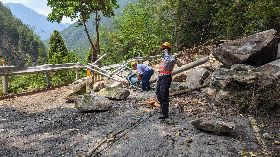 中橫便道遭落石阻斷  谷關工務段搶通
