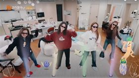 ▲傅娟母女趁煮飯空檔跳舞。（圖／翻攝自YouTube／湖南衛視芒果TV官方頻道）