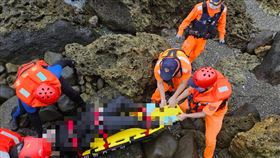 花蓮石梯坪遊憩區驚見女性浮屍，大體浮腫難辨身分。(圖/海巡署東部分署第一二岸巡隊提供)