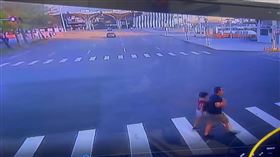 ▲失蹤2新加坡人 最後身影曝光（圖／翻攝畫面）

