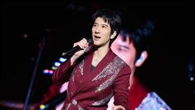 王力宏演唱會突然遭粉絲衝上台熊抱。（圖／經紀人提供）