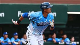 ▲台鋼雄鷹主場開幕戰第2戰，富邦悍將中外野手林哲瑄。（圖／記者劉彥池攝影）