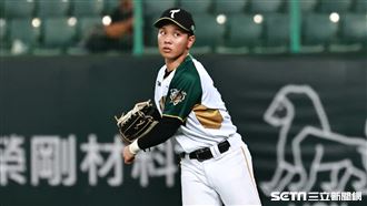 ▲台鋼雄鷹主場開幕戰第2戰，右外野手葉保弟。（圖／記者劉彥池攝影）