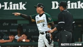 ▲台鋼雄鷹主場開幕戰第2戰，總教練洪一中質疑裁判誤判在場上暴走。（圖／記者劉彥池攝影）