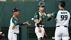 ▲台鋼雄鷹主場開幕戰第2戰，投手教練蕭任汶上場換投手。（圖／記者劉彥池攝影）