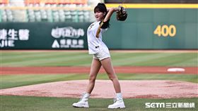 ▲台鋼雄鷹主場第2戰，安芝儇和Mingo開球。（圖／記者劉彥池攝影）