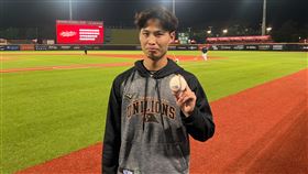 ▲統一獅投手林詔恩與首勝球合影。（圖／記者張沛嘉攝影）