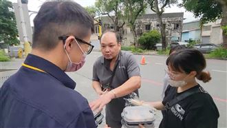怕警消救災餓肚！私廚暖送「五星級便當」