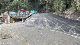 蘇花公路日治舊橋荒廢逾50年  重啟疏運任務花蓮強震重創蘇花路廊，台9線蘇花公路下清水橋也遭落石擊毀，公路局搶修團隊發現一旁荒廢逾50年的日治時期舊橋橋台結構及承載力仍相當穩固，緊急搶通作為臨時便道通行。（民眾提供）中央社記者張祈傳真  113年4月6日