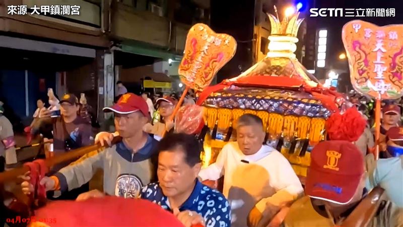 每年大甲媽祖繞境,顏清標都親自扛轎。(圖/大甲鎮瀾宮YT)
