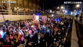 大甲媽祖凌晨1點40分左右通過民生地下道，顏清標親自扛轎。（圖／大甲鎮瀾宮）