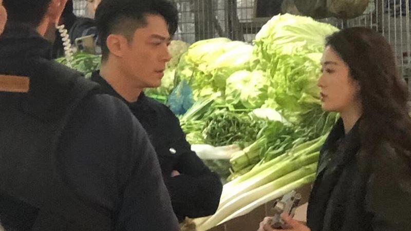 霍建華緊貼長髮正妹　背景遭挖出太驚人