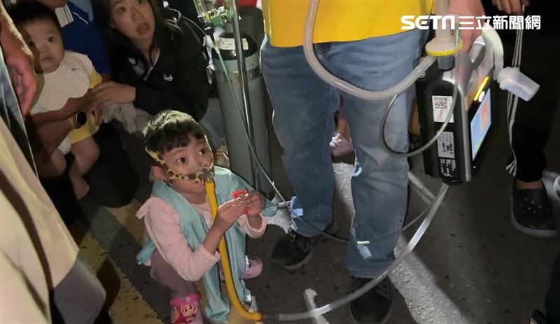 揪心！罕病童戴呼吸器等媽祖　鑽轎祈平安