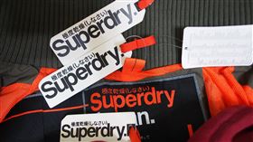 Superdry（極度乾燥）https://www.flickr.com/photos/othree/8213672644/in/photolist-dvPdHA-a56WVx-dvPdMJ-vzECEb-USRqL2-ajgtDF-6ueVQB-dp76SV-dJ4YqM-m4XaaD-a56Xyg-a59NXY-qauxCe-dBw51B-a59NF7-a5HuzW-dBvWJv-dJaq6W