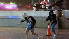 北市豪雨特報（1）中央氣象署31日傍晚針對台北市發布豪雨特報，鋒面影響，易有短延時強降雨。圖為沒帶雨具的民眾在台北車站附近快步躲避雨勢。中央社記者張皓安攝  113年3月31日