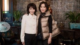 劉嘉玲（右）主持的訪談節目邀請屢傳不合的鄭裕玲（左）暢聊。（圖／翻攝自微博）