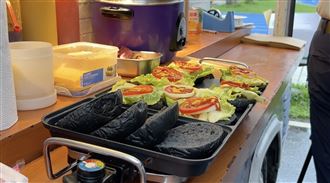 他連夜衝花蓮！環島餐車暖助500個漢堡