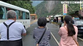 失聯者家屬淚崩！中橫牌樓前呼喊：快回來（圖／翻攝畫面）