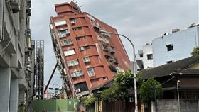 天王星大樓更傾斜  技師研擬拆除方向（1）花蓮強震造成天王星大樓傾斜已開始拆除，6日上午發現大樓更加傾斜，施工暫停，結構技師和拆除業者將討論是否改變拆除方向。中央社記者李先鳳攝  113年4月6日