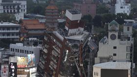 花蓮天王星大樓拆除作業持續（2）花蓮天王星大樓震後嚴重傾斜，5日拆除工作展開，周邊搭起鐵皮圍籬，大型機具進駐施工，至傍晚天色變暗後也持續作業。中央社記者趙世勳攝  113年4月5日