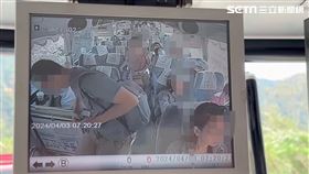 2新加坡人搭乘太魯閣線巴士在砂卡噹下車。（圖／翻攝畫面）