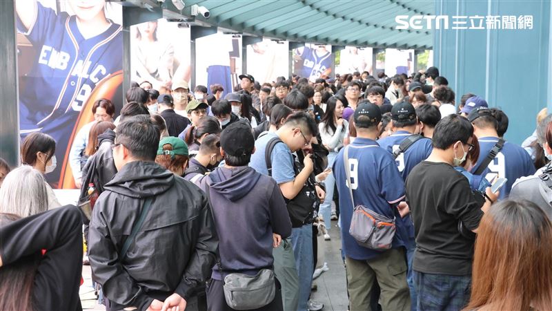 才11點IU現場爆排600人！不排隊再爆爭議