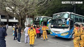 200名留置天祥晶英酒店的遊客及員工搭乘接駁車離開。（圖／翻攝畫面）